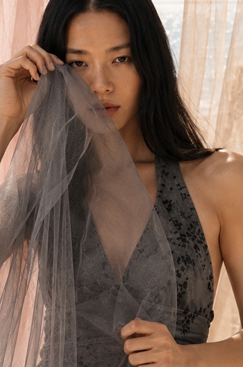 Полупрозрачные ткани: сетка и вуаль ZARA