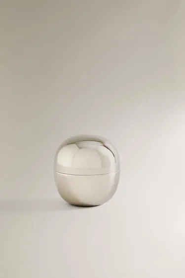 Маленькая круглая металлическая коробка