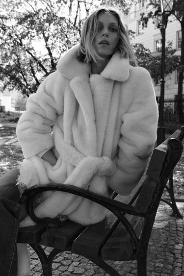 Короткое пальто из искусственного меха с поясом — коллекция ZARA «ZW»