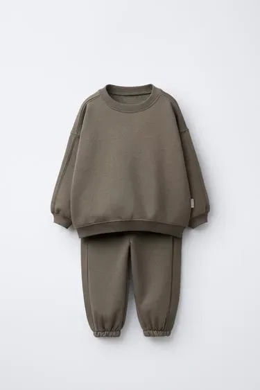 Костюм из толстовки с манжетами и брюками в стиле BASIC LABEL