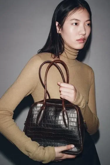 Zara Кожаная сумка-боулинг с рельефным узором купить с доставкой.