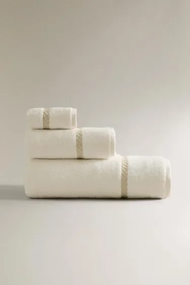 Вышитое ворсовое банное полотенце