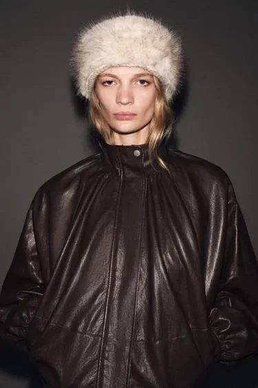 Zara Трикотажная шапка бини с отделкой из искусственного меха купить с доставкой.