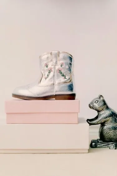 Zara Ботинки с металлическим блеском и вышивкой