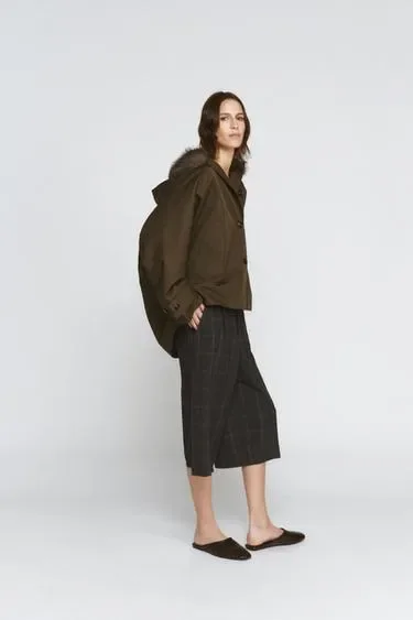 Zara Короткий тренч с меховым воротником — коллекция ZARA «ZW» купить с доставкой.