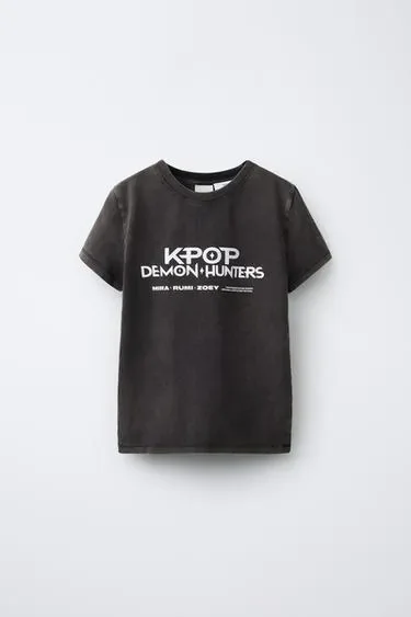 Футболка с принтом «Kpop Demon Hunters» © Netflix