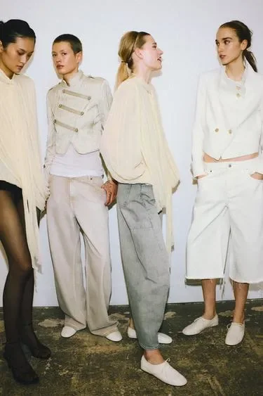 Блуза со сборками и подплечниками — коллекция Zara «Zw» - Заказать в России
