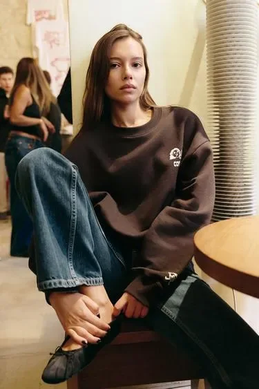 Zara Толстовка с вырезанным принтом купить с доставкой.