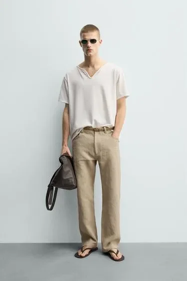 Футболка с широким неправильным воротником