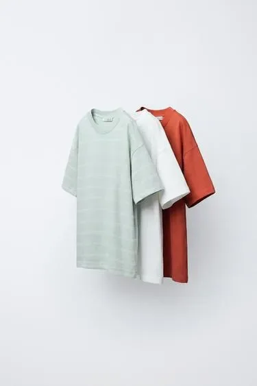 Zara Набор из трех футболок в полоску и однотонных