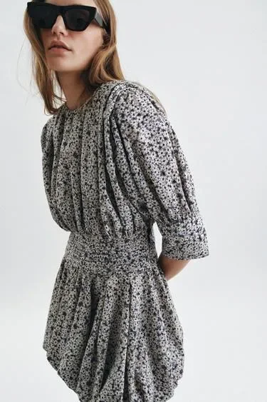 Короткое платье с принтом — коллекция ZARA «ZW» купить с доставкой.