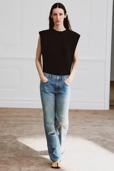 Джинсы коллекция ZARA «ZW» прямого кроя со средней посадкой и рваными деталями