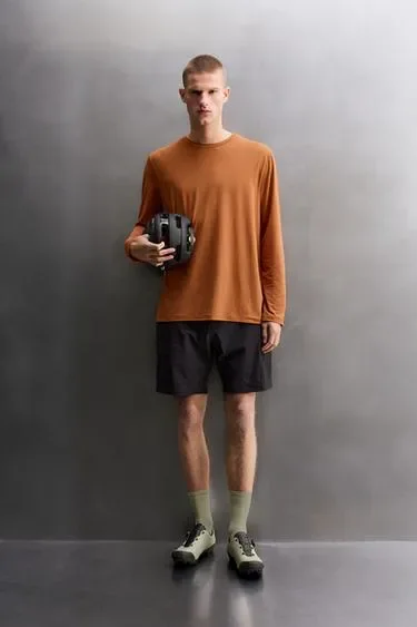 Zara Техническая футболка GRAVEL с длинным рукавом