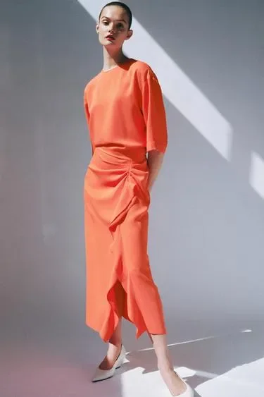 Платье миди со сборками — коллекция ZARA «ZW» купить с доставкой.