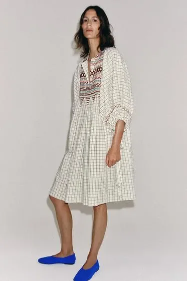 Платье миди из смесового льна — коллекция ZARA «ZW» купить с доставкой.
