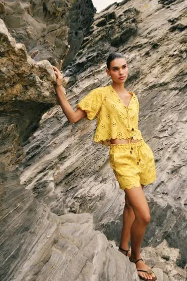 Zara Шорты-бермуды с перфорированной вышивкой