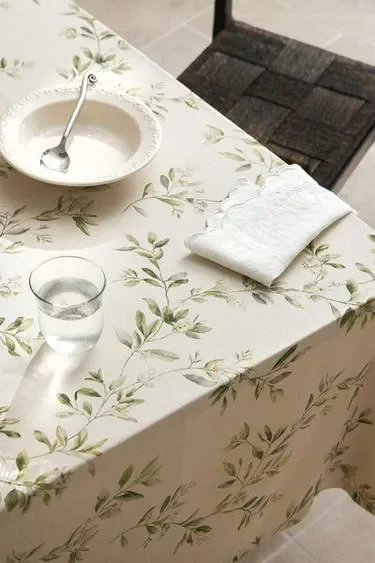 Хлопковая скатерть с ветвями и цветочным принтом купить с доставкой.