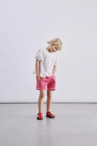 Zara Джинсовые шорты  с вышивкой «сердечки»