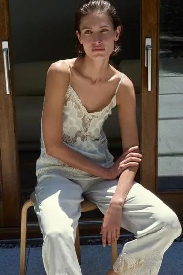 Zara Атласный топ с вышивкой и кружевом