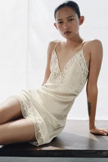 Zara Короткое платье с вышивкой — коллекция ZARA «ZW»