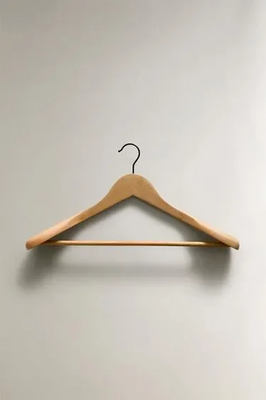 Zara Деревянная вешалка для одежды купить с доставкой.