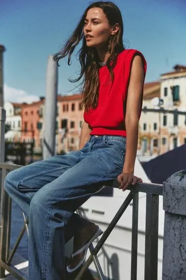 Zara Топ с подплечниками и стразами на воротнике