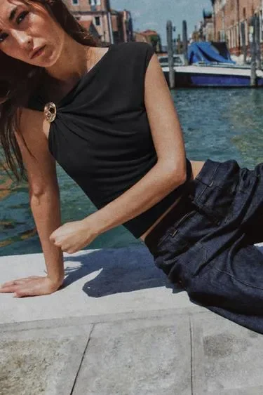 Zara Топ со сборками и металлической декоративной фурнитурой купить с доставкой.