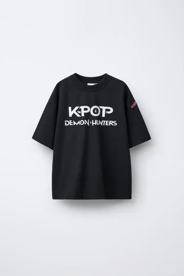 Футболка с принтом «Kpop Demon Hunters» © Netflix