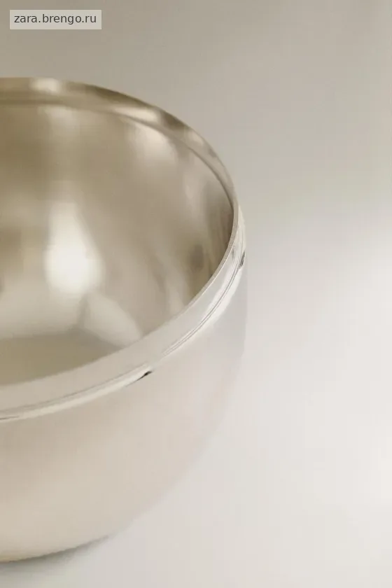 Большая круглая металлическая коробка