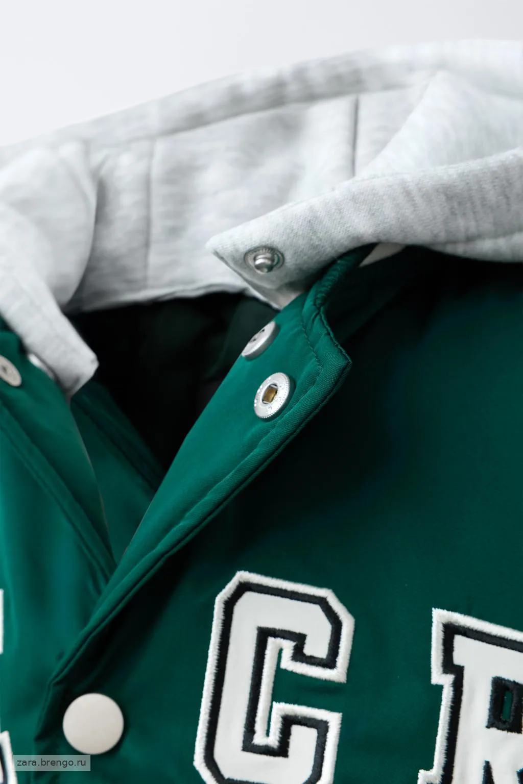 СТЕГАНЫЙ БОМБЕР В СТИЛЕ VARSITY СО СЪЕМНЫМ КАПЮШОНОМ