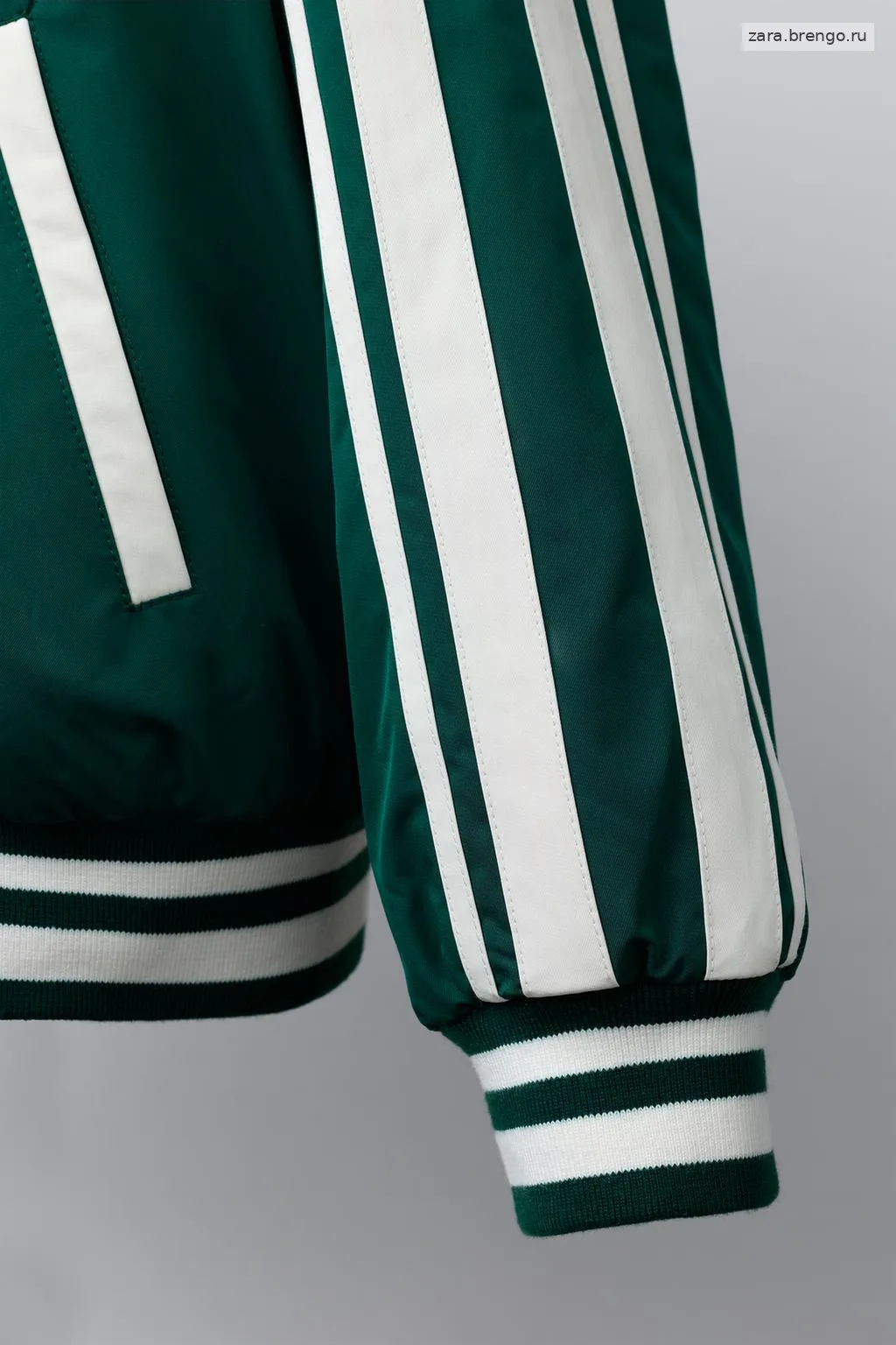 СТЕГАНЫЙ БОМБЕР В СТИЛЕ VARSITY СО СЪЕМНЫМ КАПЮШОНОМ