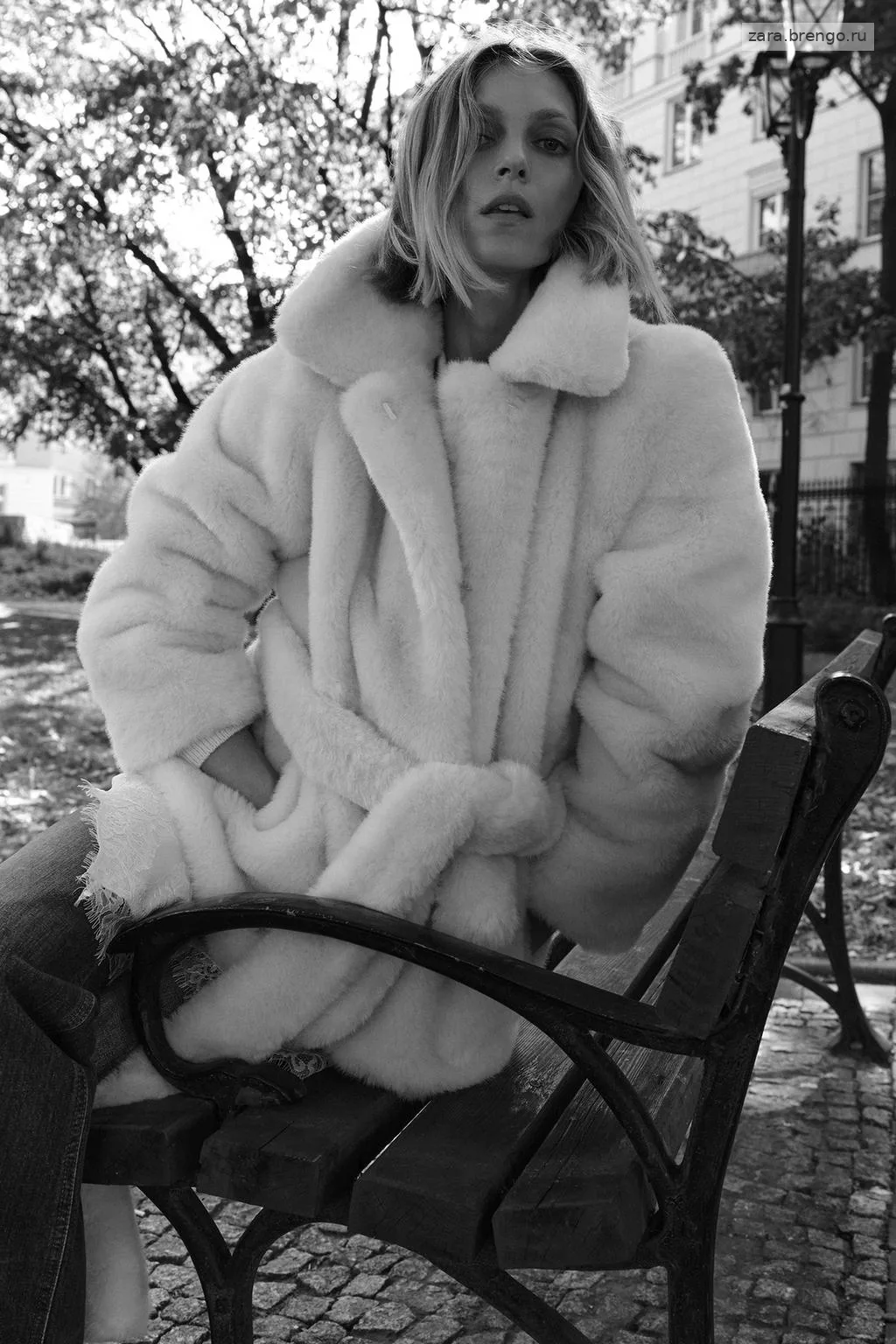 КОРОТКОЕ ПАЛЬТО ИЗ ИСКУССТВЕННОГО МЕХА С ПОЯСОМ — коллекция Zara «ZW»