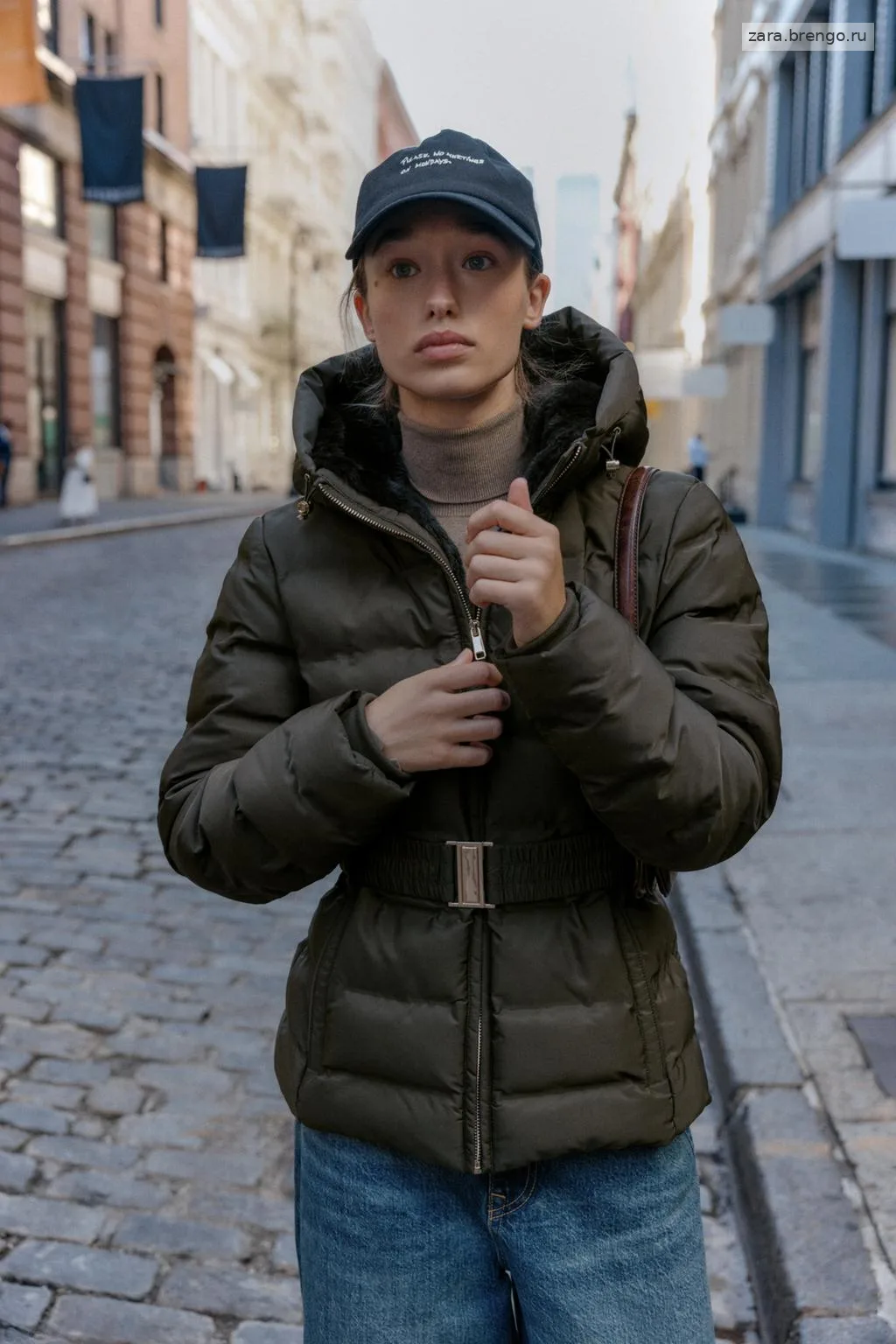 КОРОТКИЙ ПРИТАЛЕННЫЙ АНОРАК  WINDPROOF