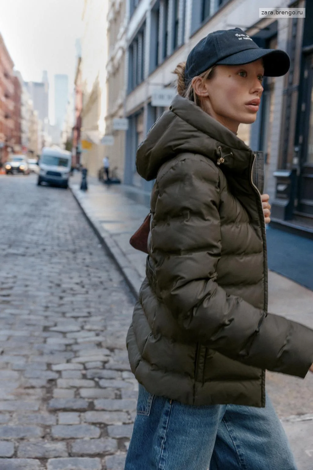 КОРОТКИЙ ПРИТАЛЕННЫЙ АНОРАК  WINDPROOF
