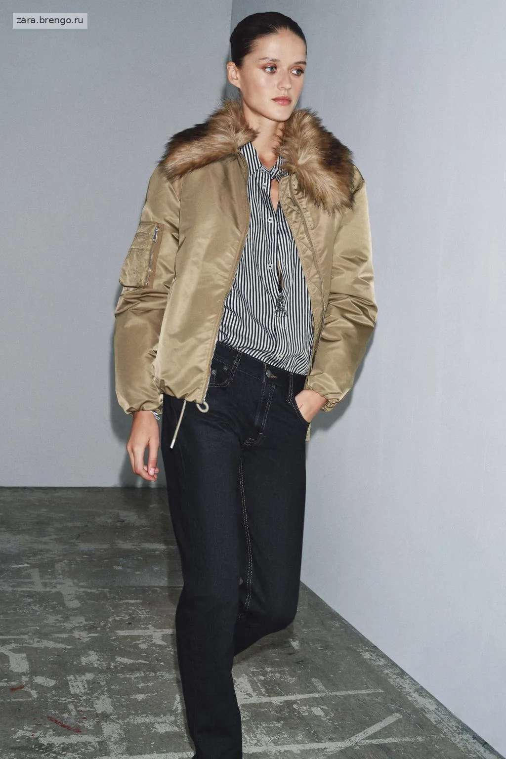 БОМБЕР С ВОРОТНИКОМ ИЗ ИСКУССТВЕННОГО МЕХА — коллекция Zara «ZW»