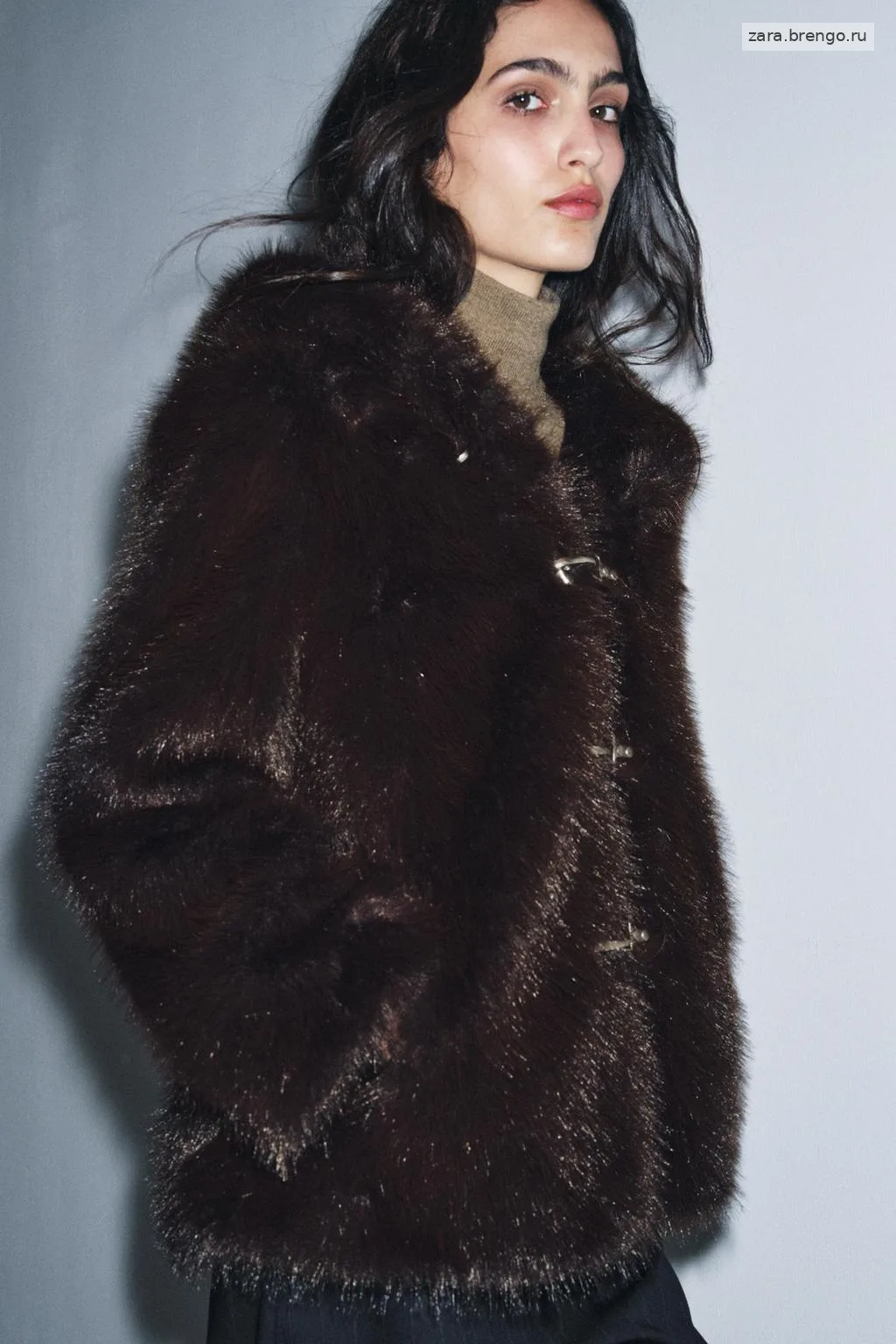 КОРОТКОЕ ПАЛЬТО ИЗ ИСКУССТВЕННОГО МЕХА — коллекция Zara «ZW»