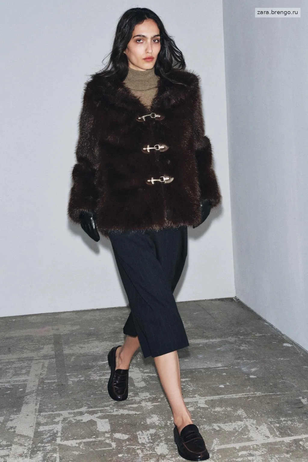 КОРОТКОЕ ПАЛЬТО ИЗ ИСКУССТВЕННОГО МЕХА — коллекция Zara «ZW»