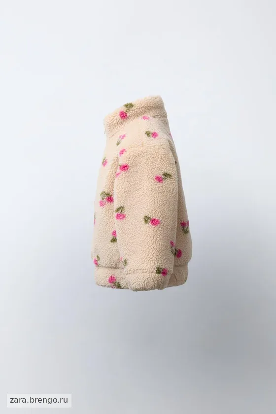 КУРТКА ИЗ ИСКУССТВЕННОЙ ОВЧИНЫ С ВИШНЯМИ