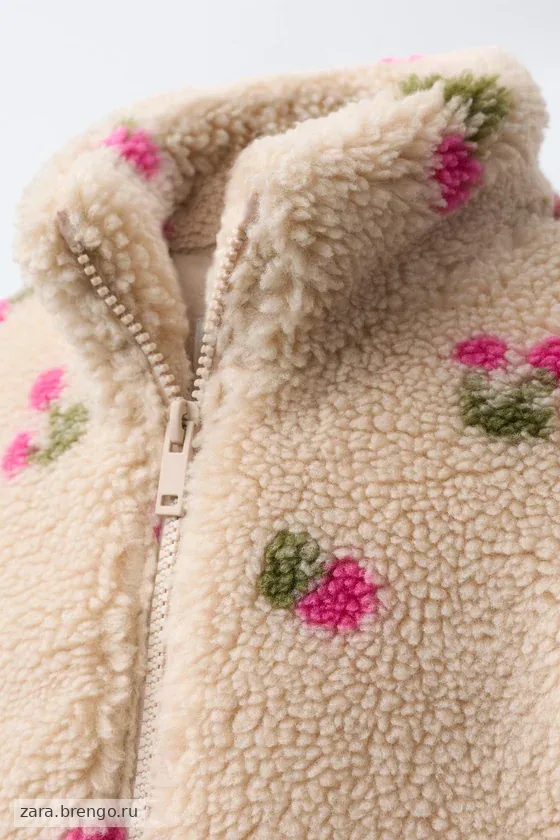КУРТКА ИЗ ИСКУССТВЕННОЙ ОВЧИНЫ С ВИШНЯМИ