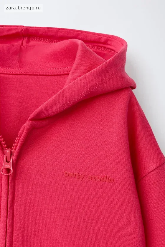 ТОЛСТОВКА НА МОЛНИИ С РЕЛЬЕФНЫМ ТЕКСТОМ И ЭФФЕКТОМ интерлок