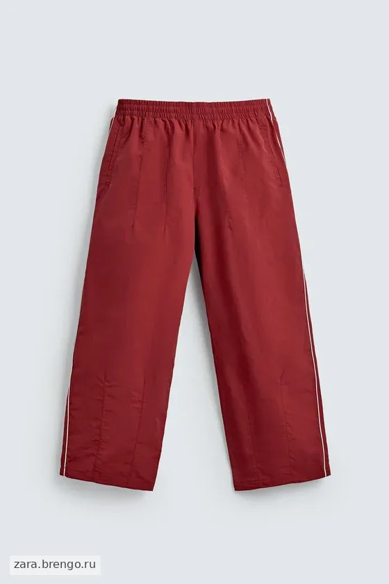 ДЖОГГЕРЫ ИЗ ВЫСОКОТЕХНОЛОГИЧНОЙ ТКАНИ С КОНТРАСТНЫМИ ПОЛОСАМИ