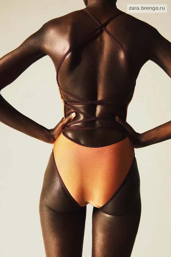 АТЛАСНЫЙ КУПАЛЬНИК С КОНТРАСТНЫМИ ДЕТАЛЯМИ