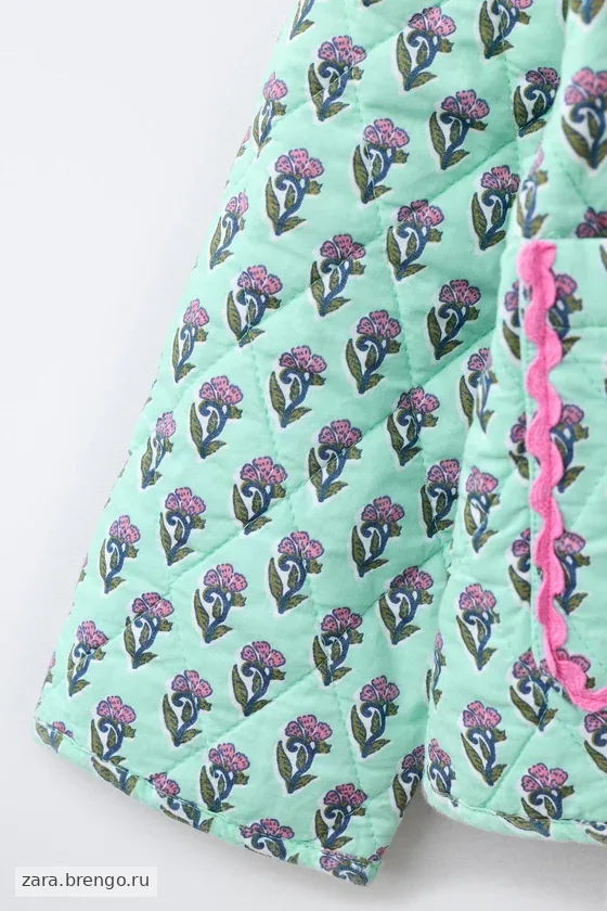 СТЕГАНЫЙ ЖАКЕТ С ЦВЕТАМИ И БАНТАМИ