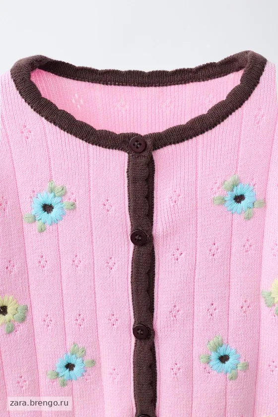 ТРИКОТАЖНЫЙ ТОП С КОНТРАСТНЫМИ ВЫШИТЫМИ ЦВЕТАМИ