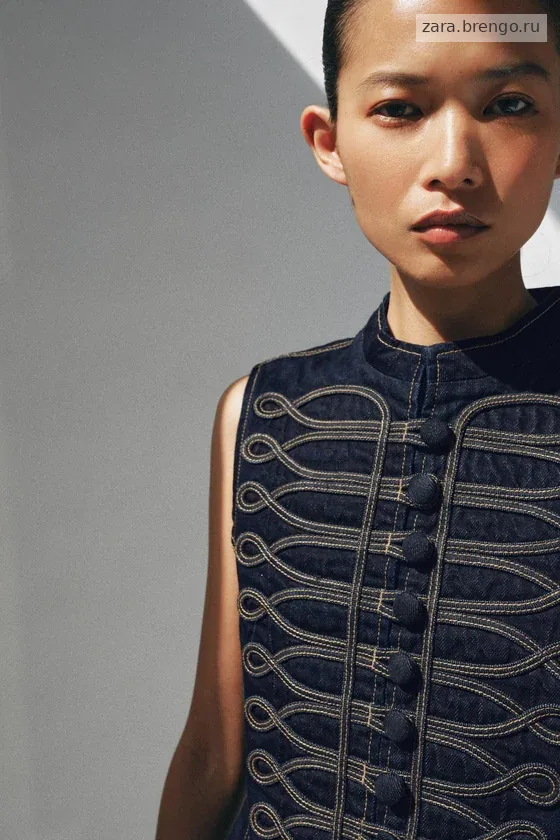 ДЖИНСОВЫЙ ЖИЛЕТ С ДЕКОРАТИВНОЙ СТРОЧКОЙ — коллекция Zara «ZW»