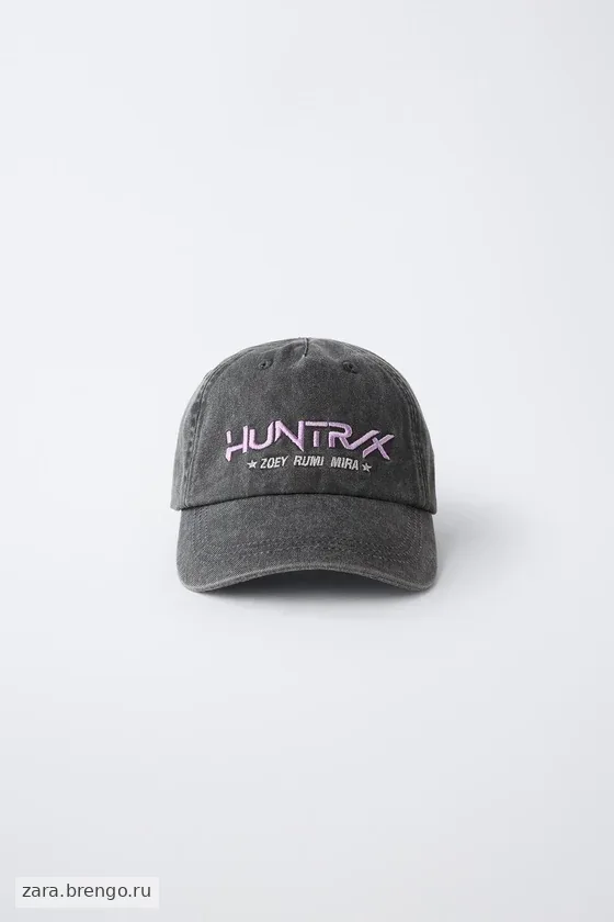 КЕПКА С ЭФФЕКТОМ ПОТЕРТОСТИ «Kpop Demon Hunters» © Netflix