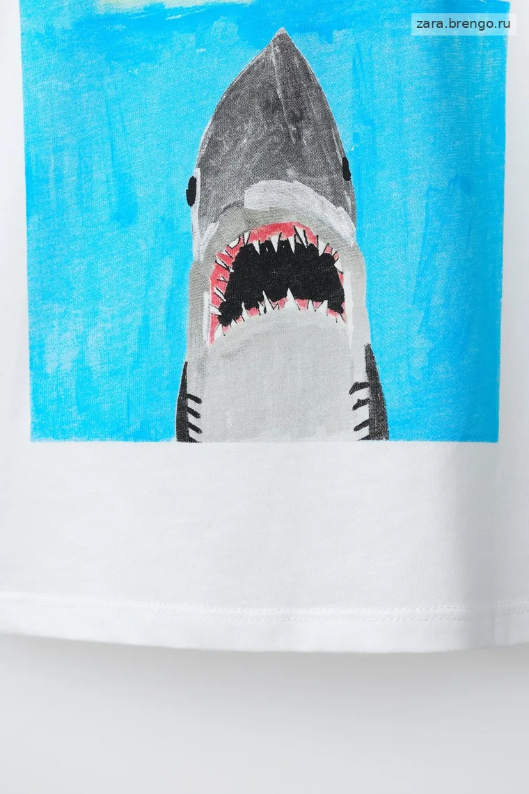 Футболка с иллюстрацией jaws© от dylan´s t-shirt club и zara
